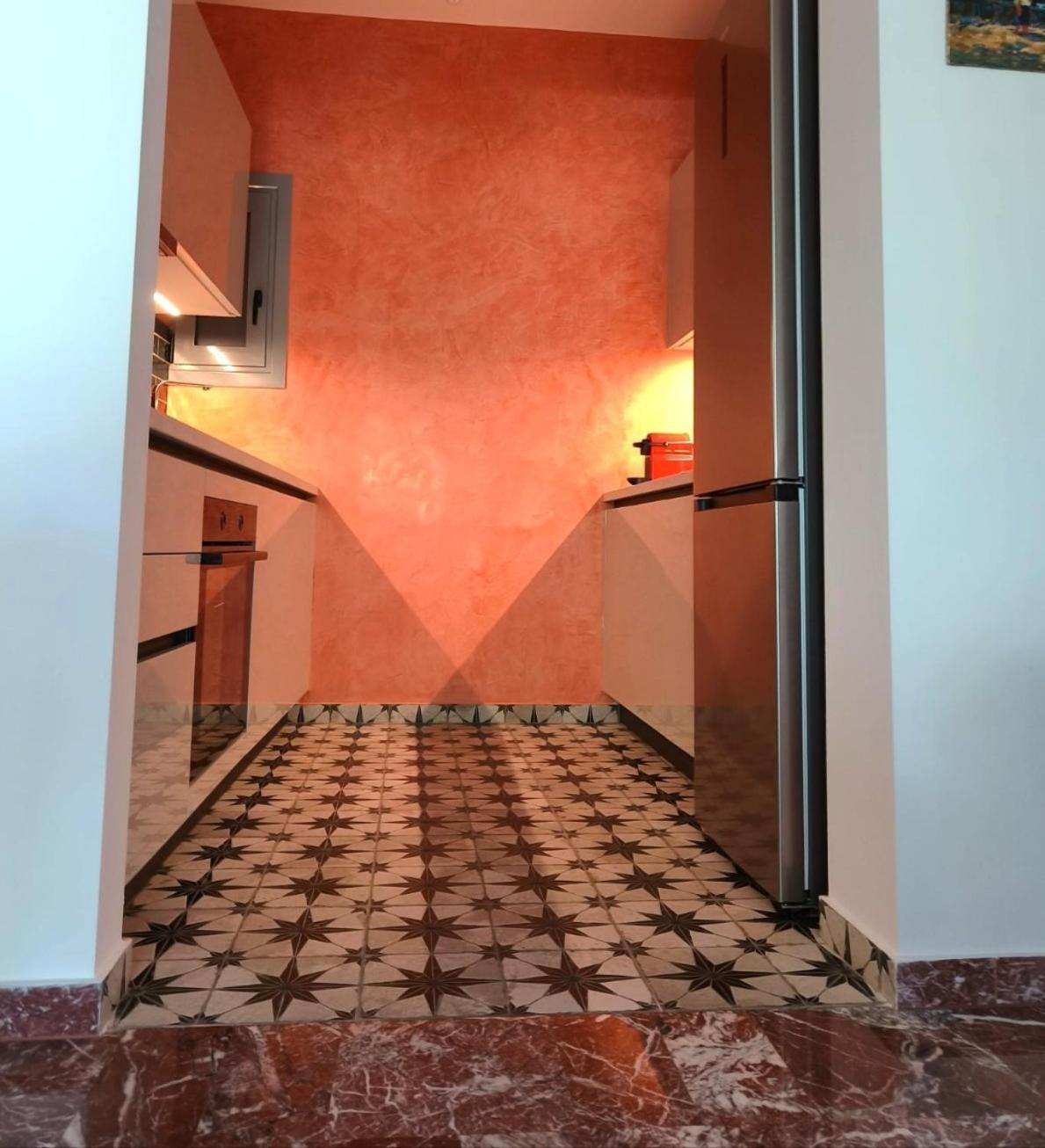 דירות אתונה Stylish Artistic Flat With View, Three Min To Metro מראה חיצוני תמונה