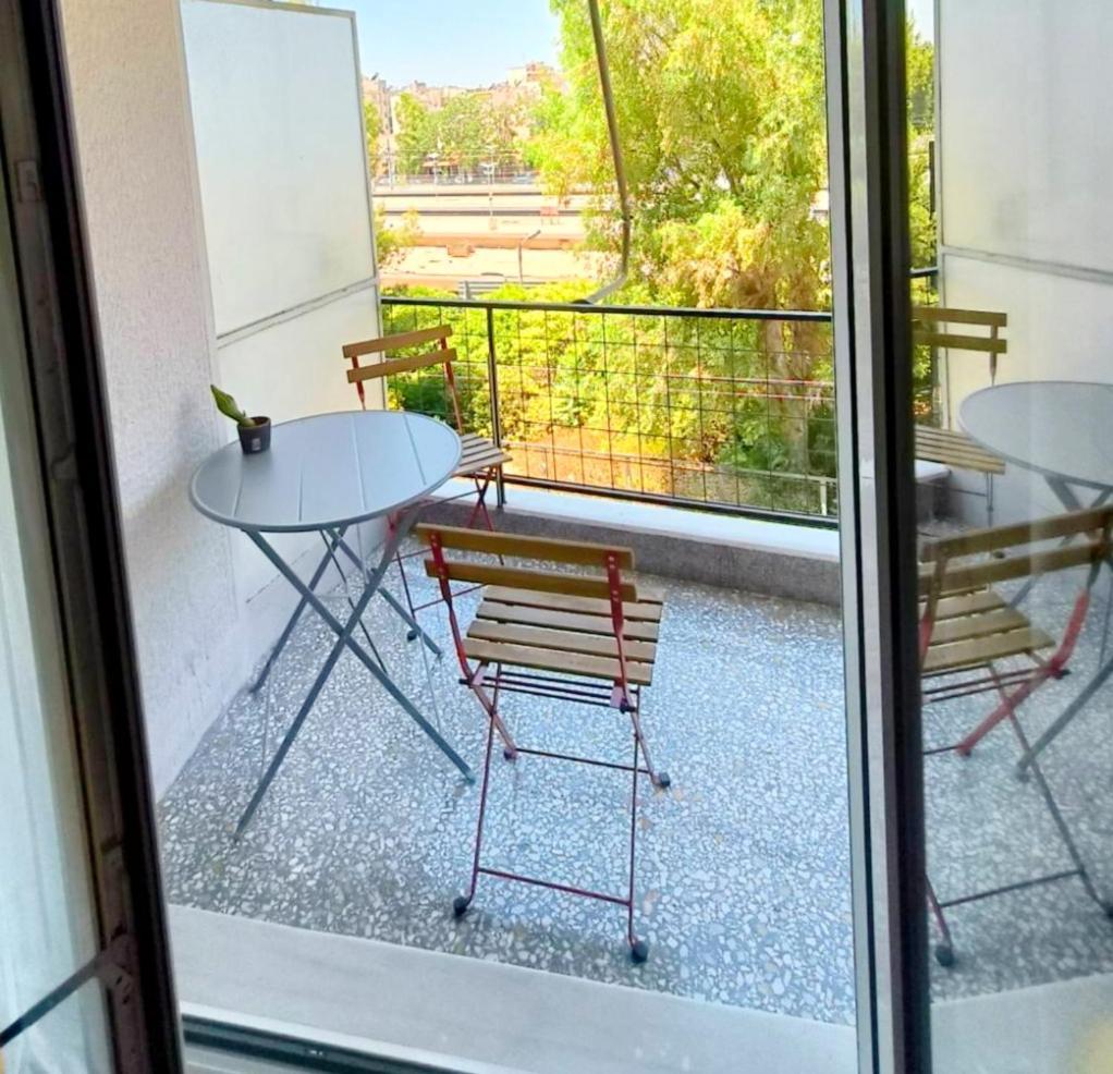 דירות אתונה Stylish Artistic Flat With View, Three Min To Metro מראה חיצוני תמונה