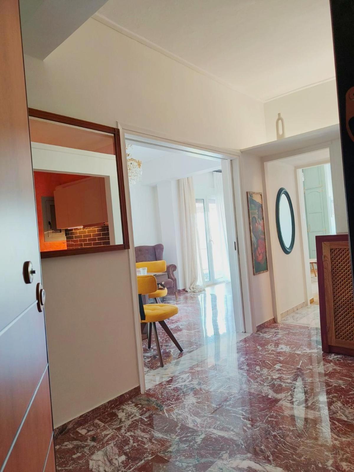 דירות אתונה Stylish Artistic Flat With View, Three Min To Metro מראה חיצוני תמונה