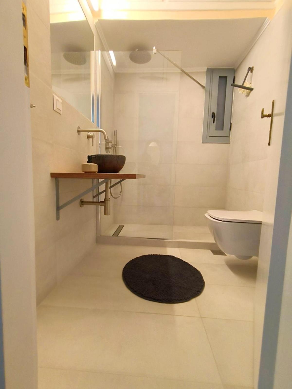 דירות אתונה Stylish Artistic Flat With View, Three Min To Metro מראה חיצוני תמונה